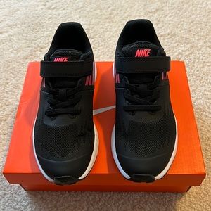 NIB girls 13 Nike Star Runner sneaker, pink & black